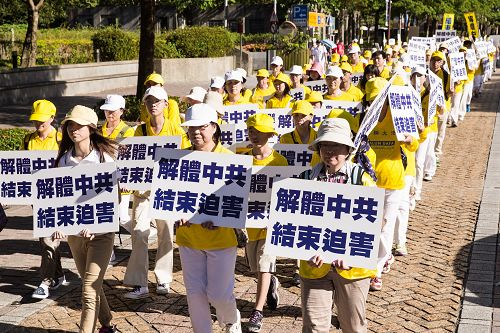 学员们手持“千古奇冤”、“解体中共结束迫害”等横幅与标语,呼吁解体中共,停止迫害。