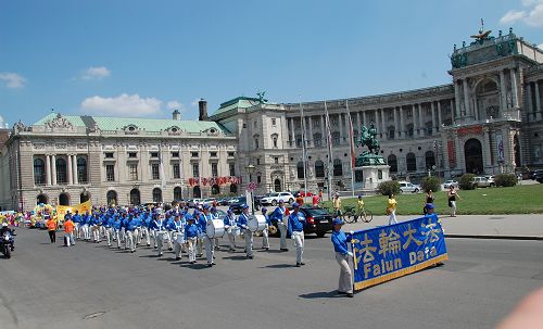 游行队伍经过奥地利总统官邸所在地霍夫堡宫殿(Hofburg)
