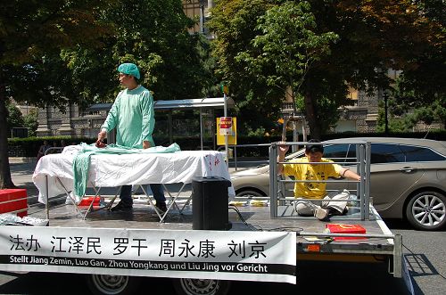 模拟酷刑展示,揭露中共对法轮功的残酷迫害