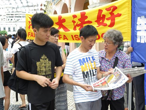 图7-8:大陆民众细心聆听法轮功学员讲述真相