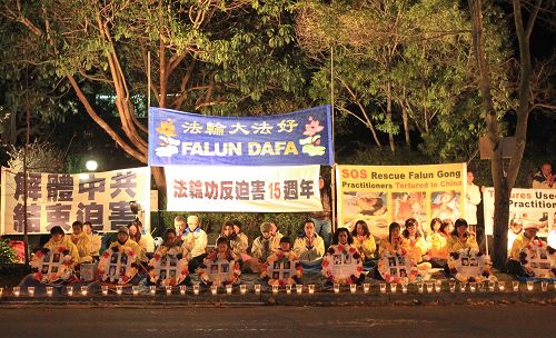 图说:二零一四年七月二十日晚,墨尔本法轮功学员在中领馆前举行烛光悼念活动,抗议中共迫害