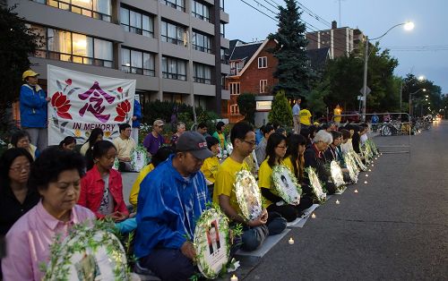 图8-13:二十日的晚上八点至十点,法轮功学员在中领馆前举行了烛光悼念活动,谴责中共暴行,呼唤正义良知,结束迫害。