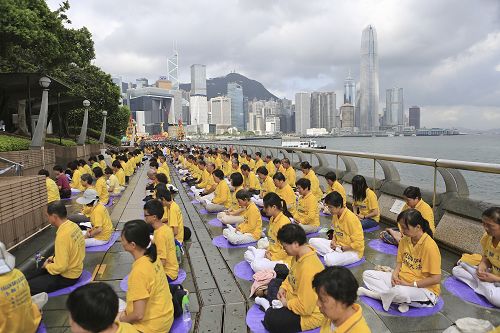 图4-6:二十日上午,数百名法轮功学员在湾仔金紫荆广场前的海堤岸旁大炼功,向世人展现法轮大法的美好。