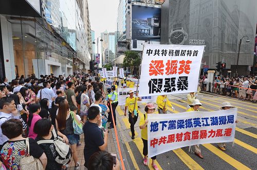 图15-18:真相横幅揭露中共血腥迫害的残酷与邪恶。