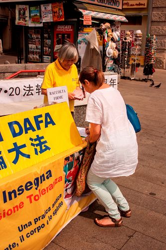 图2:意大利民众签名反对中共迫害法轮功