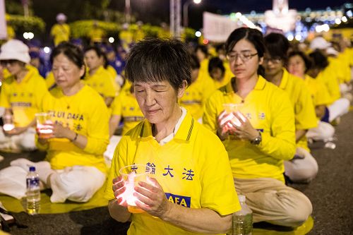 图10:法轮功学员手捧烛光,庄严静穆。