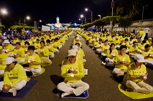 图11:法轮功学员悼念十五年来用生命捍卫真理、被中共迫害致死的中国大陆同修。