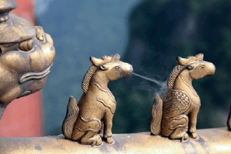 图3:武当山道家建筑的殿脊上的马长翅膀,马嘴吐雾