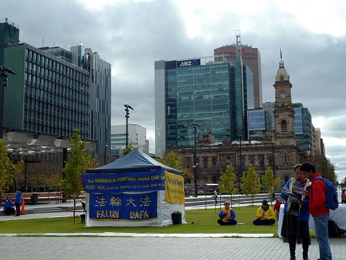 图1-2:南澳法轮功学员在阿德莱德市维多利亚广场传播法轮功的真相。