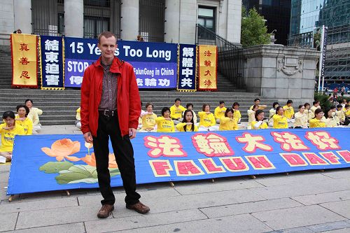图9:维特(Victor)Victor先生表示,在法轮功学员的活动现场感受到慈悲的力量。
