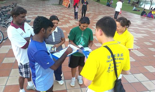 在吉隆坡蒂蒂旺莎公园,许多民众签名反迫害。