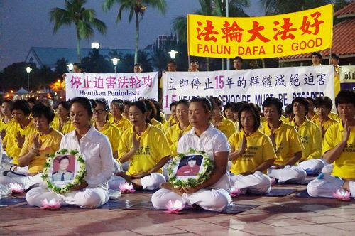 马来西亚法轮功学员在吉隆坡蒂蒂旺莎公园举行烛光追悼会,悼念多名被迫害致死的法轮功学员。