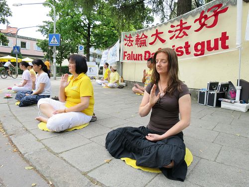 图3:西人法轮功学员安娜(右二)在活动现场