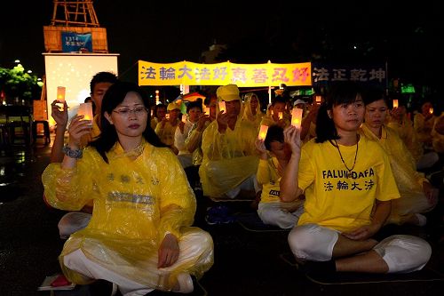 5-7,台东法轮功学员雨中悼念被中共迫害致死的同修