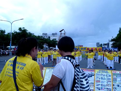 8,民众观看展板,了解法轮功真相