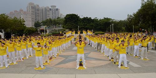 图2:台湾中部学员在台中文心森林公园集会炼功,呼吁更多民众站出来共同制止迫害。