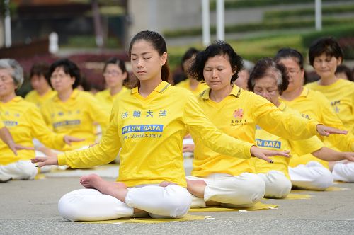 图3-4:法轮功学员专注地炼第五套功法。