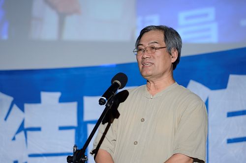图8:台中市社会局长青学苑国画教师邱景祥,感佩法轮功学员坚持在风景区给人们、尤其是大陆游客讲述真相的精神。