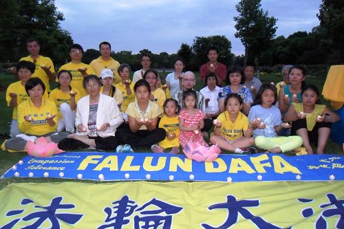 图3:夜幕降临,学员们通过点点烛光,传递对中国的大法弟子的致意,及对被迫害致死的同修的哀思。并呼吁国际社会共同制止迫害。