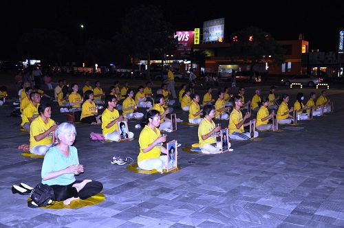 图1-2:花莲法轮功学员在火车站前广场集会及烛光夜悼