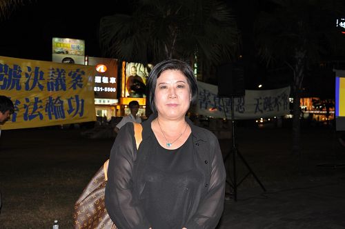 图4:民进党花莲县党部主委江淑君觉得烛光夜悼意义非凡