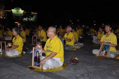 图8:花莲第九河川局局长严颜光(第一排第一位)参加烛光夜悼
