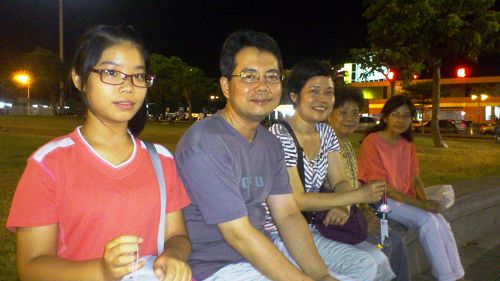 图9:来自台中担任教职的朱先生到花莲旅游遇悼念活动,全家人专注观看