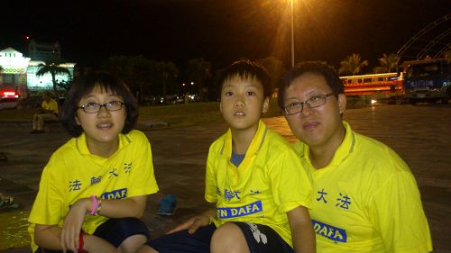 图10:自强国中辅导室主任焦元昌带着两个小孩来参加意义深远的悼念会
