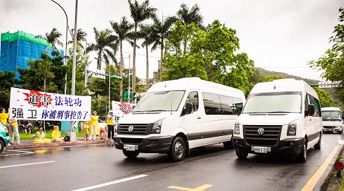 二十二日,强卫一行人坐车行经故宫博物院时,拉举横幅的法轮功学员高喊:“法轮大法好,停止迫害法轮功。”