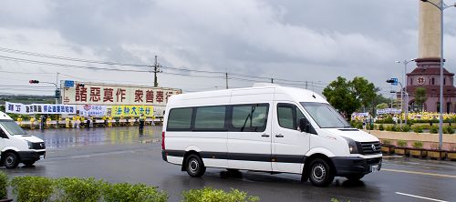即便强卫车队行至高雄佛光山山区,法轮功学员早以醒目的标语和强大声浪等待,告诉强卫:“你恶贯满盈”、“你被告了”。