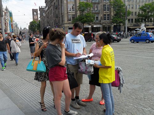 了解真相后,人们纷纷签名支持法轮功学员反迫害,制止中共活摘法轮功学员器官。