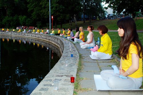 图5-6:二零一四年七月二十日,莫斯科学员在中使馆前抗议中共的迫害,并呼吁制止迫害。
