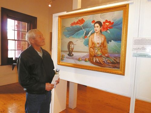 图2:真善忍美展的信息和艺术手法深深地吸引了曾在中国新疆生活过的俄裔画家约尔达瓦,第二天,他又再来细细欣赏画作。