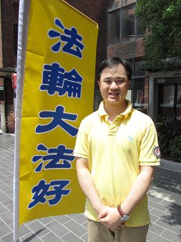 图2.黄家祥透过集体学法交流找到不足之处,对自己的修炼帮助很大。