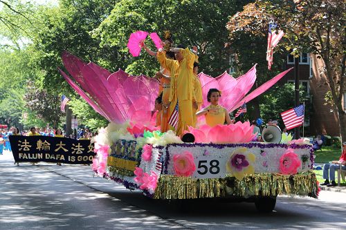 图2:由巨大的粉色莲花打造的法轮功功法演示花车。