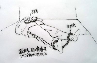 图:许文龙睡在冰冷的水泥地上