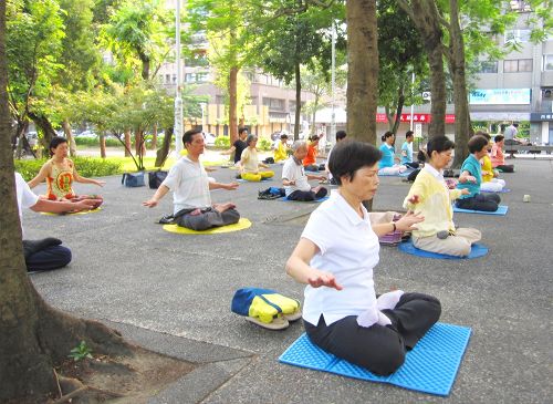 图11:法轮功学员集体炼功─神通加持法