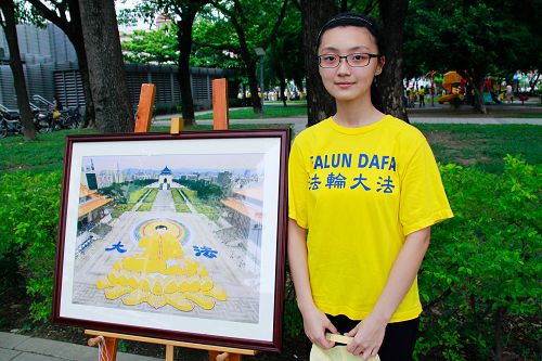 图1:就读大学一年级的昕芸,二零一四年七月二十日参加高雄讲真相活动