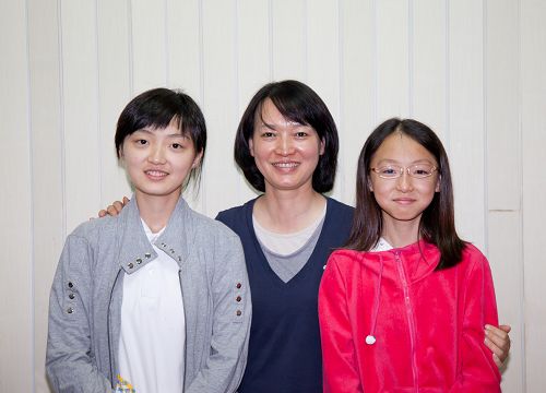 图3:昕芸(左)与母亲、妹妹(右)合影