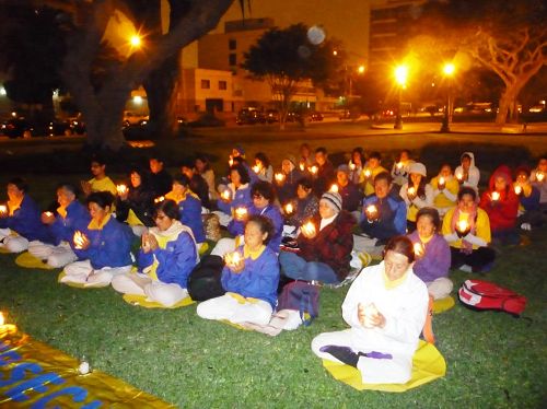 图2:法轮功学员在秘鲁中使馆前抗议中共迫害