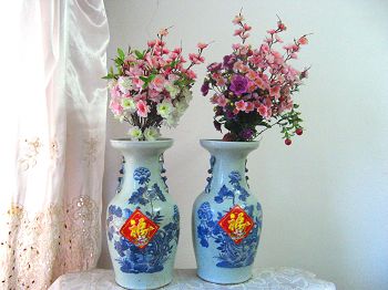 图:摆放在师父法像前的布艺花,原来半开放形状的布艺花全开放了,几枝布艺花还在长高(刚买来的花束,是规则的椭圆形造型)。图右为二零一二年摆的花。图左为二零一三年摆的花。