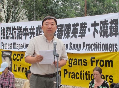 图2:法轮功学员杨杰夫在集会上抗议中共对法轮功的迫害,呼吁释放陈英华等法轮功学员