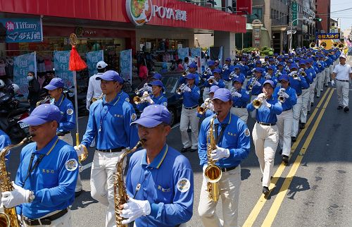 修炼人祥和的气息以及震撼人心的鼓乐声,吸引百货公司的民众都跑出来观赏。