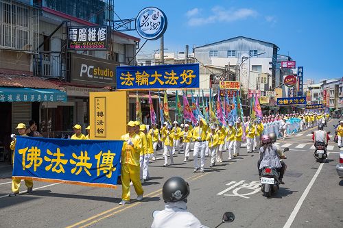 由五百多人组成的法轮大法洪法队伍走过台南市主要的闹区和乡镇,把大法美好带给民众。