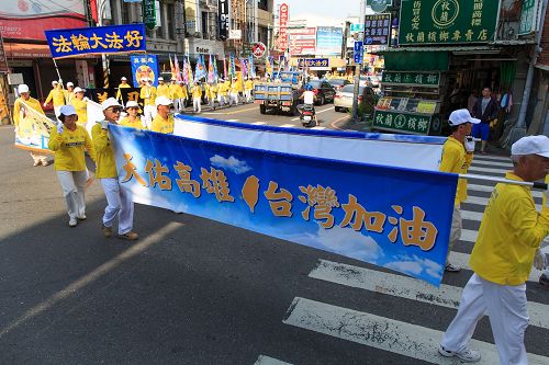 一位食品店的老板看到法轮大法好、天佑高雄、台湾加油的横幅,内心很激动说,“法轮功,你们很伟大,台湾有你们真好。”