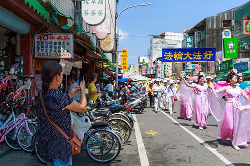 洪法队伍中美丽的仙女队展现大法美好,普受民众喜爱,纷纷高举着手机拍照留念。