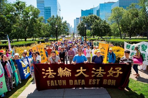 图:1-2:二零一四年八月二十四日,继加拿大法会后的第二天,一千多名法轮功学员和支持者在多伦多的省政府广