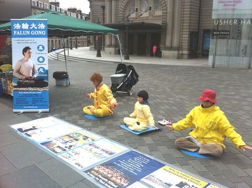 图:爱丁堡艺穗节皇家大道旁展示功法