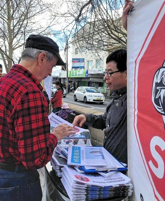 图1:Campsie民众主动签名反迫害,并询问法轮功学员:我能为你们做什么?