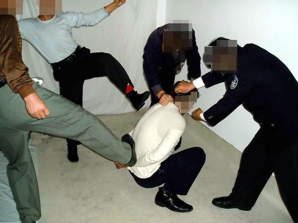酷刑演示:拳打脚踢